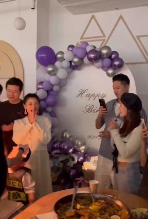 满是|李小萌庆生“四口之家”罕同框，孕肚凸显，王雷为妻儿拍照超宠溺
