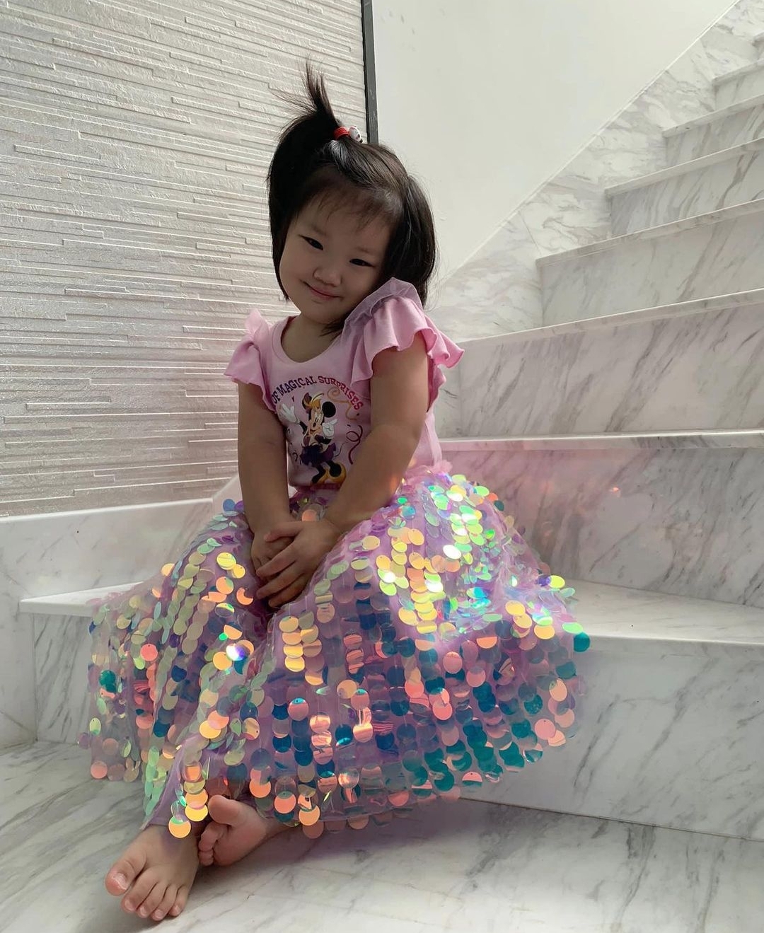香港|李亚男晒女儿萌照，Gabby俏皮摆拍似王祖蓝，被大赞有模特范儿