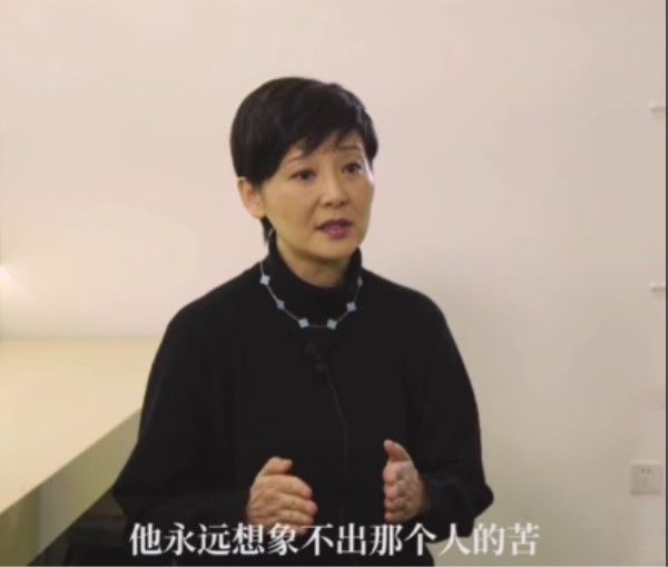 头发|徐帆在成都的现场图，穿长裙却只敢踩运动鞋，老了就该这么真实！