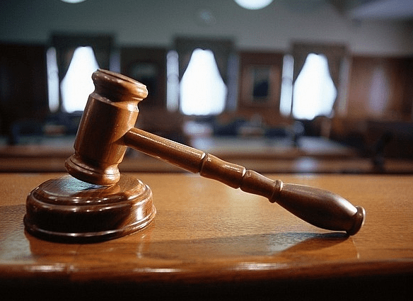 家长|3岁孩子被老师压脖子捡东西，闹脾气后倒地致瘫痪，法院：赔259万