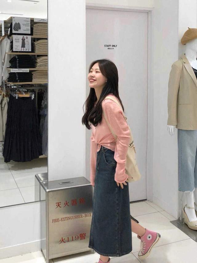 显得|终于明白小个子的“穿搭精髓”，印花上衣搭配牛仔裤，显高显瘦