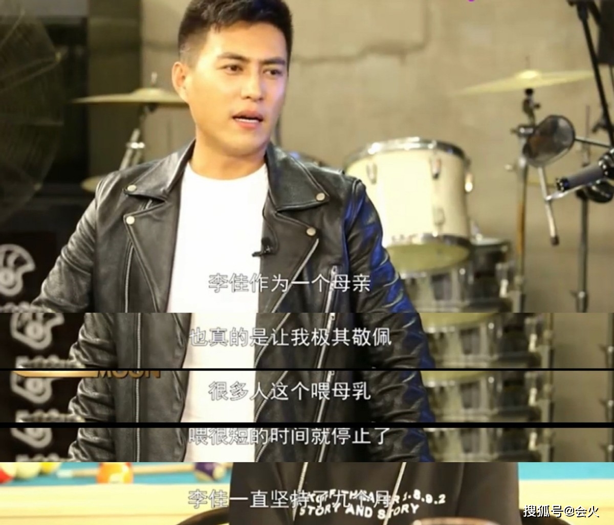 李佳|靳东晒照为幼子庆生，称4岁儿子是“二爷”，俩孩子骑车画面温馨
