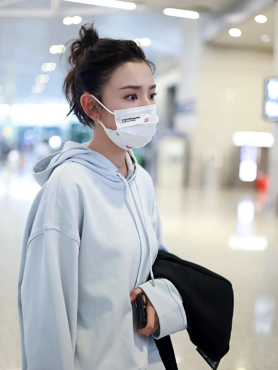 短裙|宋祖儿秋季穿搭真好看，卫衣搭配百褶裙走机场，少女感扑面而来