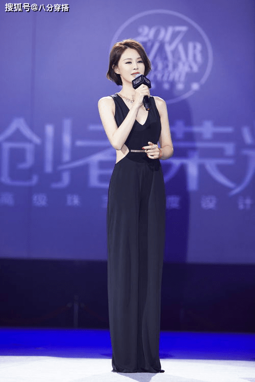 西装|关悦带儿子走机场，穿白色休闲衬衫配牛仔裤简约利落，时髦温柔