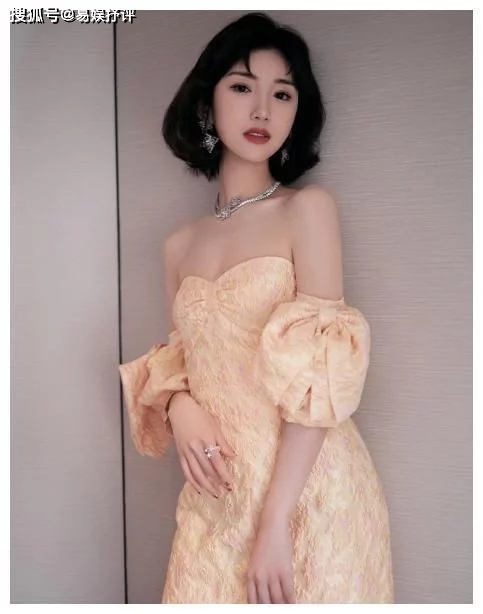 例假|毛晓彤精致美妆的“芭比脸”极具美感,月亮耳饰也显得超级有质感!