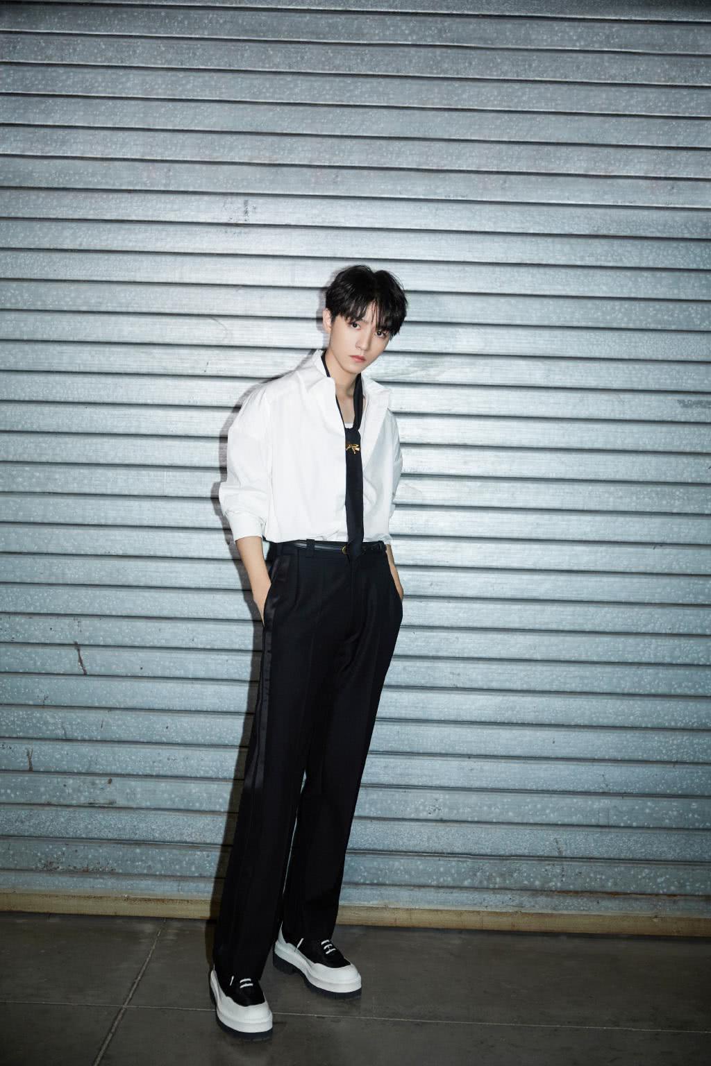 女友|妈妈粉要变女友粉了！王俊凯解开白衬衫配黑色领带，尽显成熟魅力