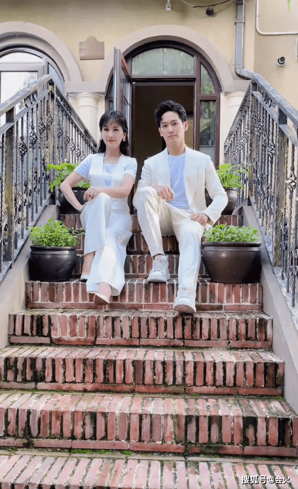姐弟|66岁赵雅芝罕晒小儿子，坐门口台阶上不嫌脏，儿子眉清目秀好帅气