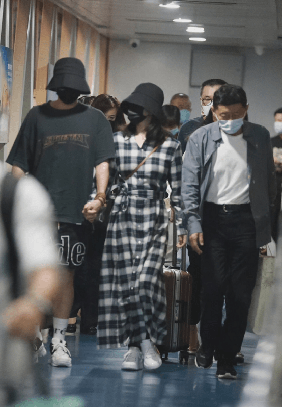 俩人|谢娜的功劳真不小，与老公张杰走机场，俩人戴着情侣帽还牵着手