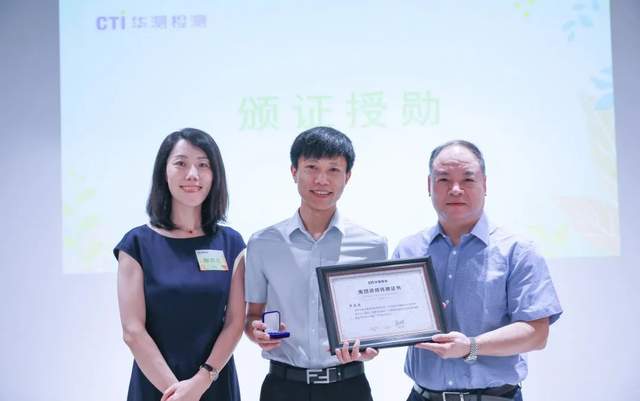 陈志红女士共同为29位新晋讲师和1位晋级讲师颁发集团认证证书和讲师徽章