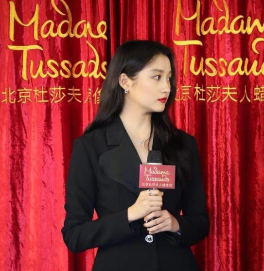 设计|关晓彤活动上大秀身材，穿超短裙下身只配丝袜，满屏都是大长腿