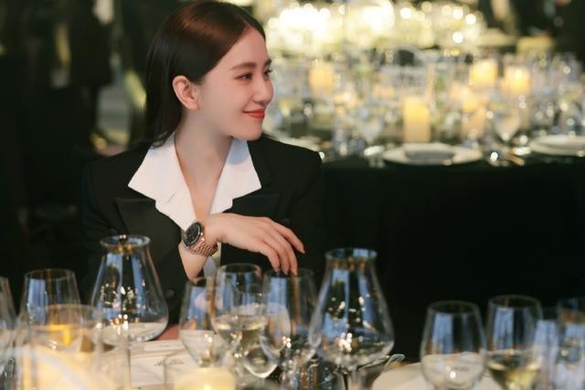 超短裙|杨幂生日会来头不小!顶奢大牌是主办方,她穿一身黑依旧美成焦点