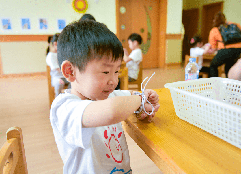 家长|孩子哭闹着不想去幼儿园，是心软带回家，还是让老师强行抱走？