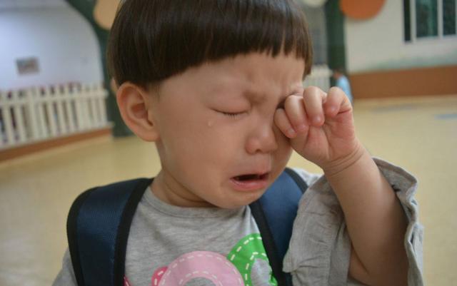 家长|孩子哭闹着不想去幼儿园，是心软带回家，还是让老师强行抱走？