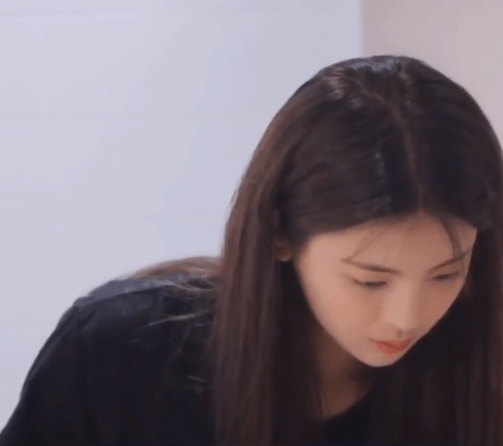 女孩子|杨超越素颜起床做早餐,镜头无意间拍到厨房一角,这是豪宅啊?