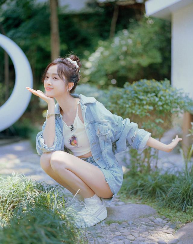 身材|吴宣仪的身材被低估了，穿小吊带裹出饱满曲线，打扮甜美长腿抢镜