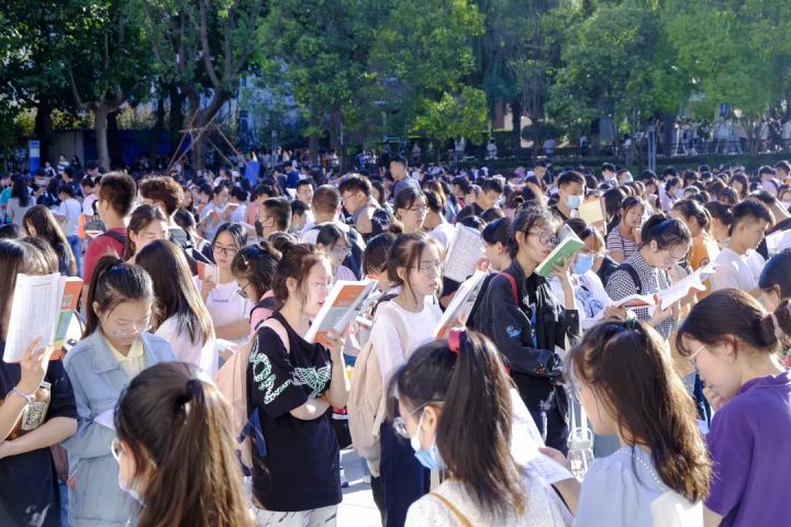 万人|阳光不燥，读书正好 !西安翻译学院学子共赴“万人晨读”！