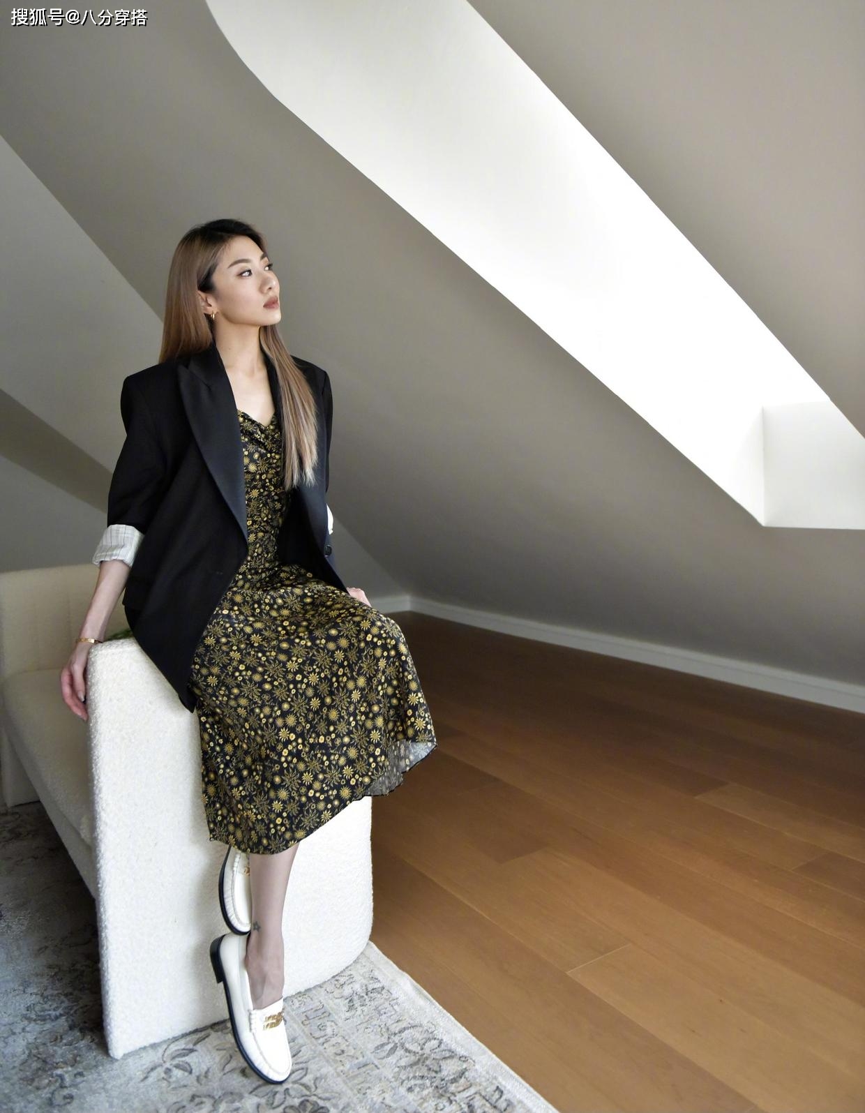 黑色|程晓玥的身材原来这么好，黑色抹胸配长裤高挑干练，时髦利落