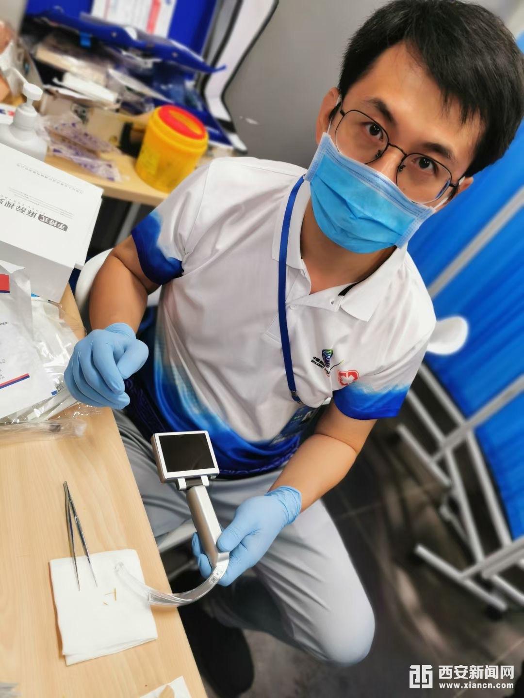 异物感|榨菜梗卡在扁桃体 医疗保障医生一分钟取出