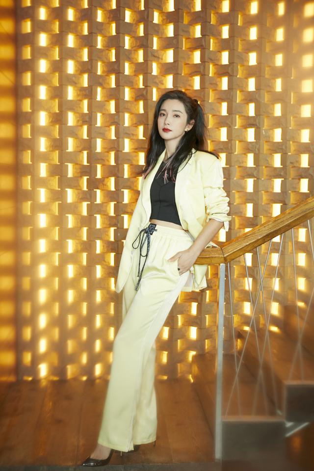 黑色|李冰冰的气质真好，黑色吊带配西装干练优雅，精气神倍棒哪像47岁
