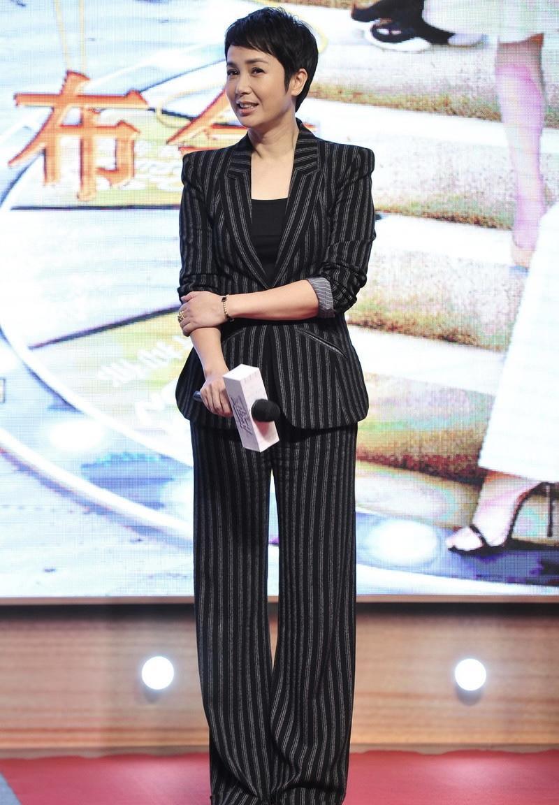 整体|蒋雯丽“阿姨圈”里最会穿，身穿黑灰色竖条纹西服套装，简约洋气