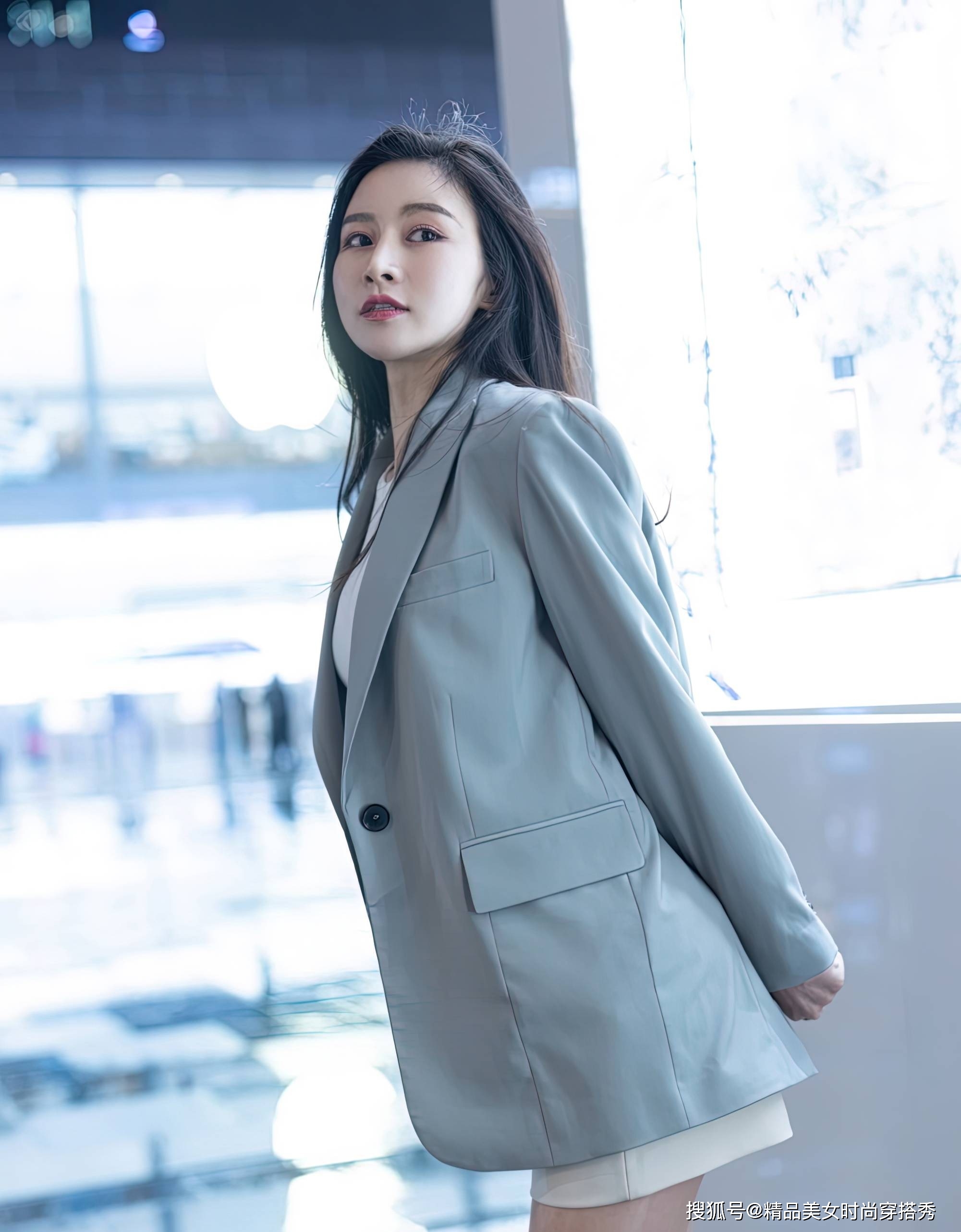 西装|白色背心和白色短裤，外搭西装外套，温柔又不失职场的干练