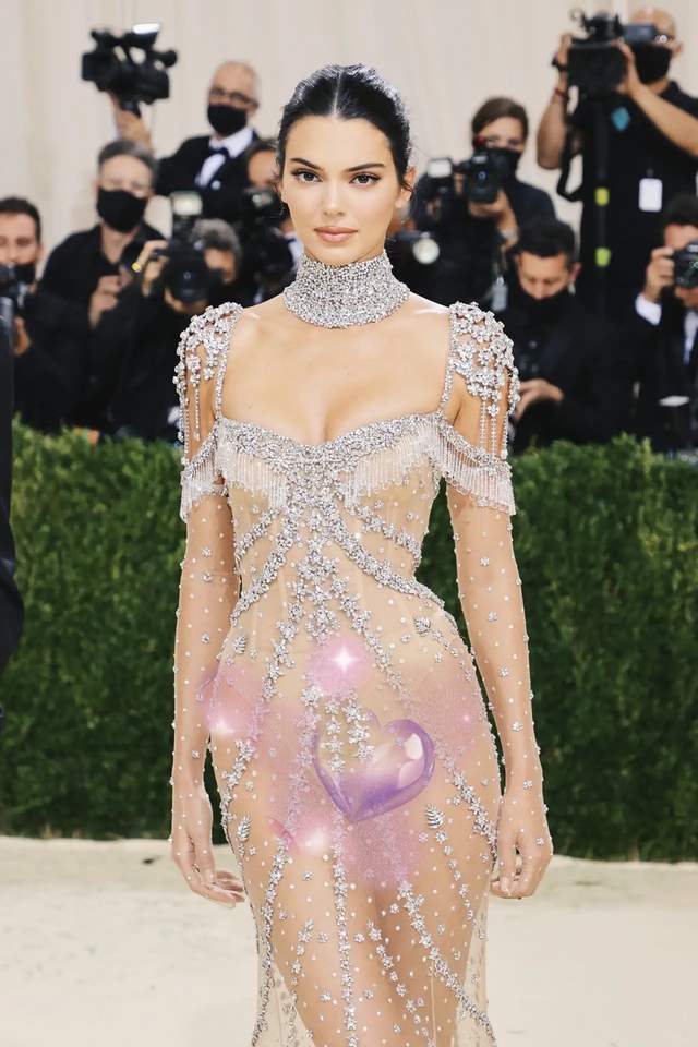 达尔·詹娜|肯豆致敬赫本闪耀Met Gala，金·卡戴珊与侃爷全黑造型让人迷惑