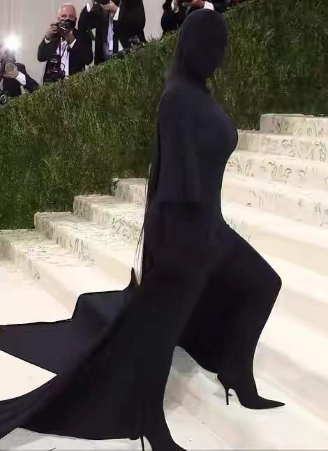 达尔·詹娜|肯豆致敬赫本闪耀Met Gala，金·卡戴珊与侃爷全黑造型让人迷惑