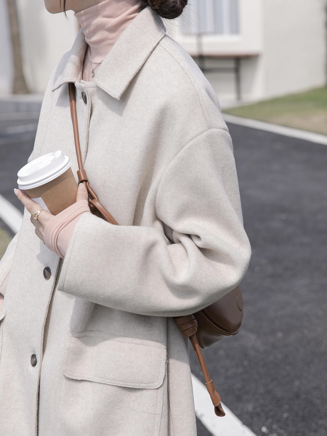 面料|职场法式穿搭指南，大u领针织衫+半身裙，穿起来气质又性感