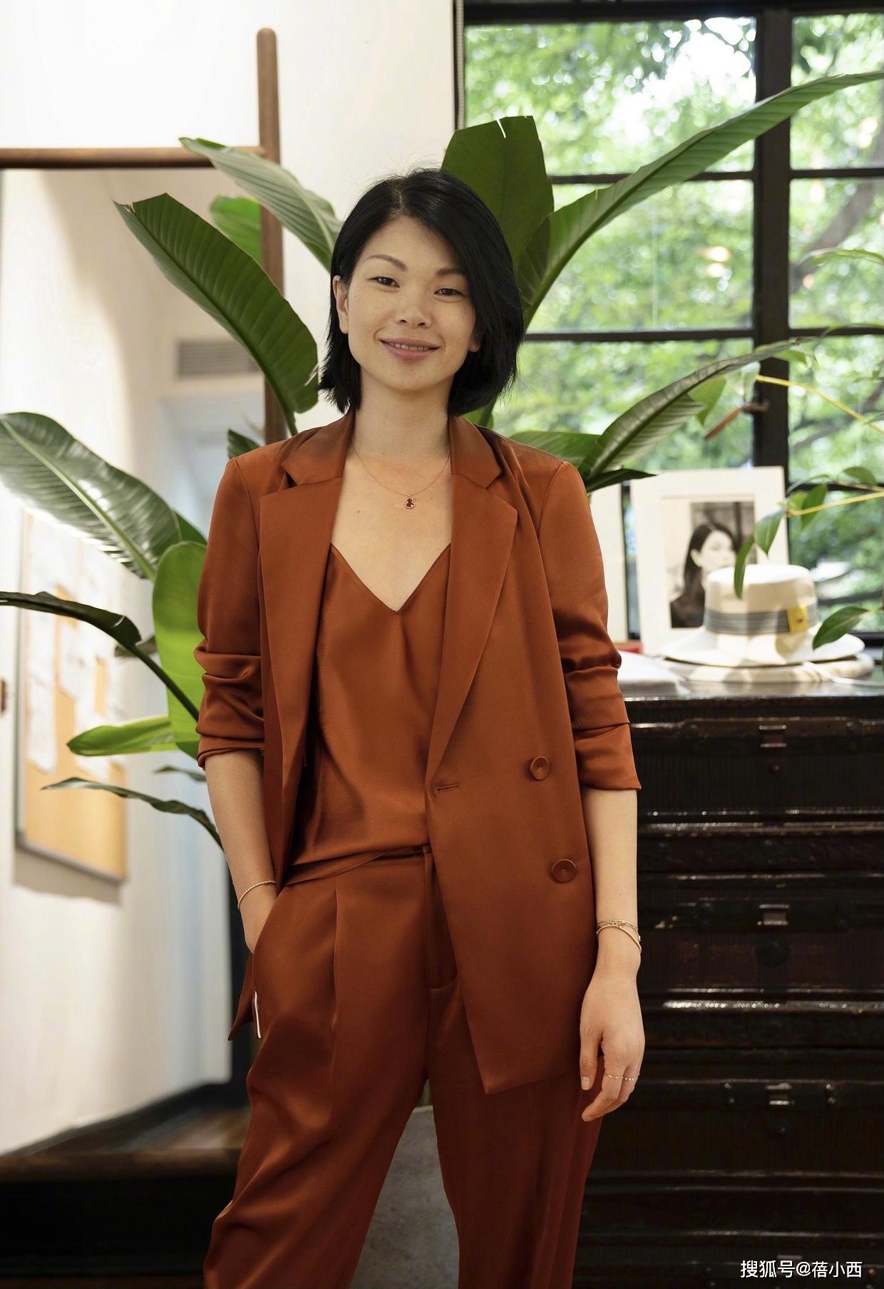 "丑模"吕燕真是逆袭的代表,穿西装配阔腿裤干练大气,很有派头