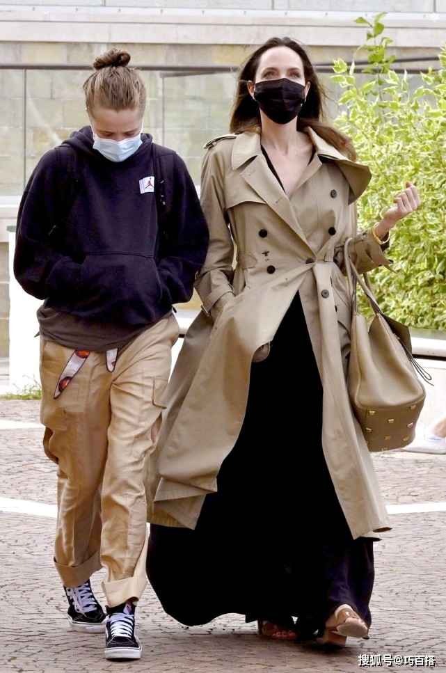 骨感美女|安吉丽娜朱莉又来刷街了！风衣搭配连衣裙，真得又美又优雅