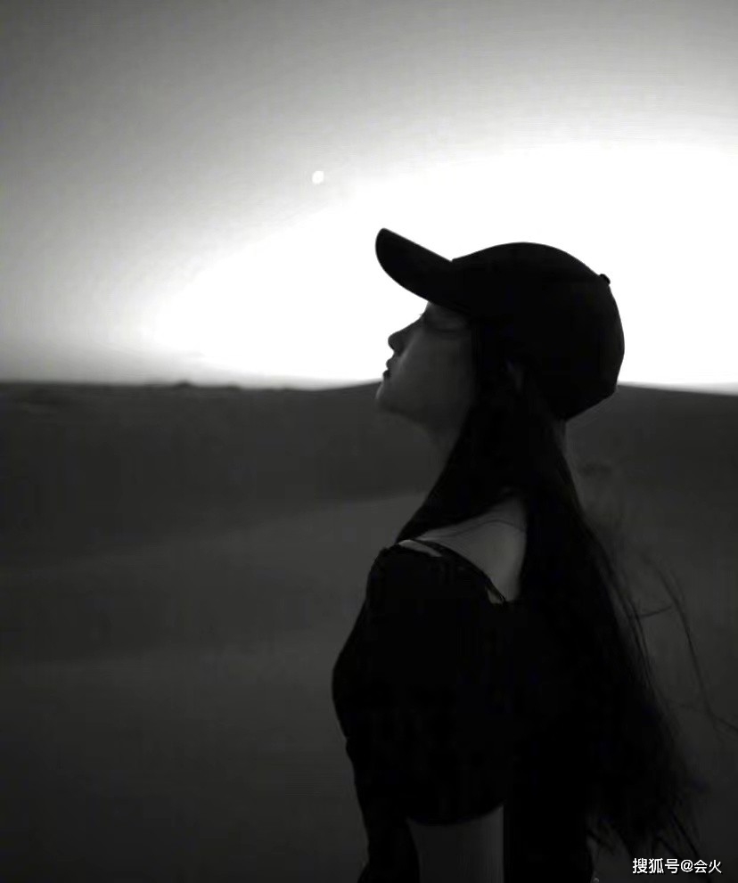 女王|关晓彤沙漠旅游照曝光，随意躺沙堆上露长腿，感叹要脚踏实地