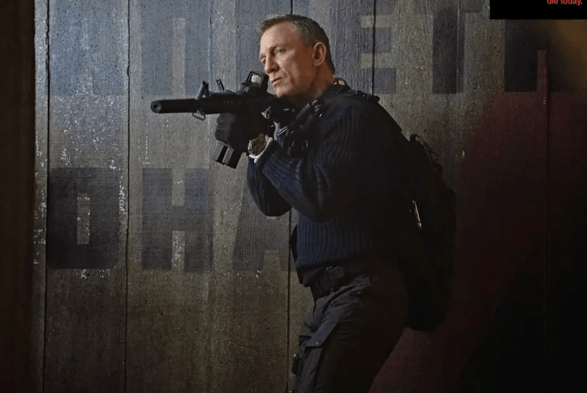 角色|007新任邦女郎是个狠角色，穿吊带长裙打架超猛，动作戏里大秀身材