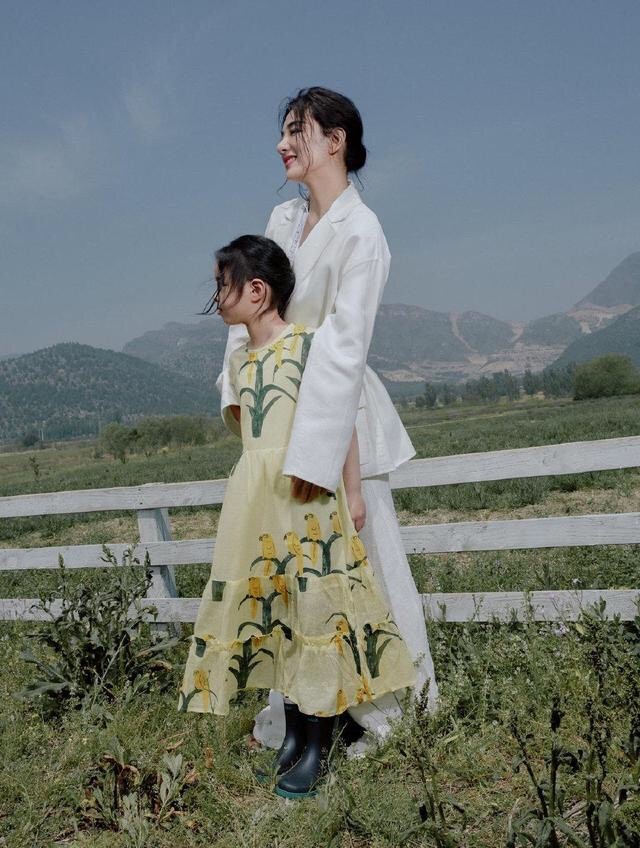 黄奕|黄奕女儿越来越好看，一身红裙比妈妈还惊艳，从小就是美人坯子