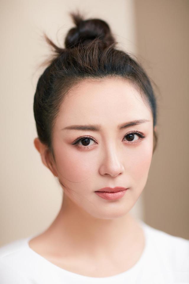 显示|杨童舒气质好极了,穿白色连衣裙优雅温柔,满脸胶原蛋白太显嫩