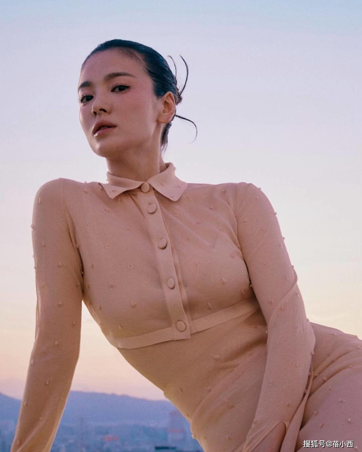 西装|39岁宋慧乔吃了防腐剂吗？穿白色西装裙亮相，皮肤粉嫩美成水蜜桃