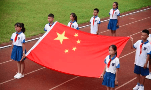 家长|孩子在幼儿园升国旗，宝妈开心晒照被怼：都是轮流的，有啥优越感