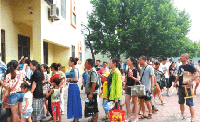 办学|排队抢入学名额已成过去，多地幼儿园开学遇冷，出现“一孩难求”