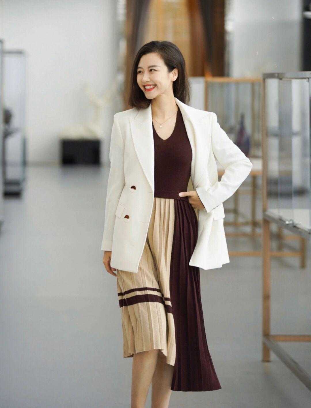 气质|普通女孩该怎么穿才洋气?白色西服搭配百褶裙干练精致,优雅大气