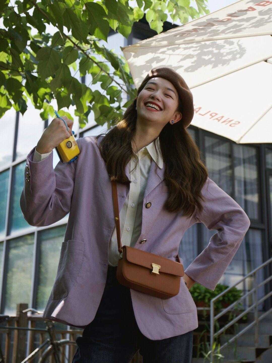 气质|普通女孩该怎么穿才洋气?白色西服搭配百褶裙干练精致,优雅大气