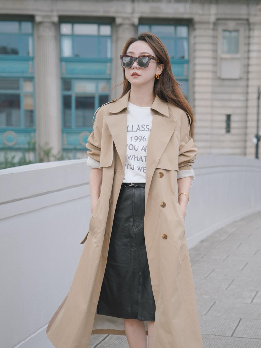 面料|职场法式穿搭指南，大u领针织衫+半身裙，穿起来气质又性感