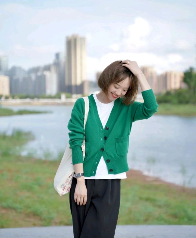 黑色|成熟女人所穿的服装可以很简单，但一定要优雅，才会很有女人味