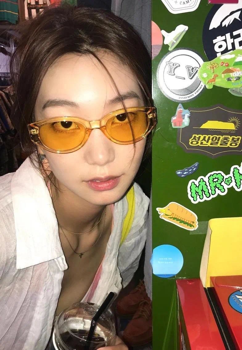 角度|蒜头鼻凸嘴的最矮超模，穿百来块衣服却深得品牌宠爱，真让人难懂