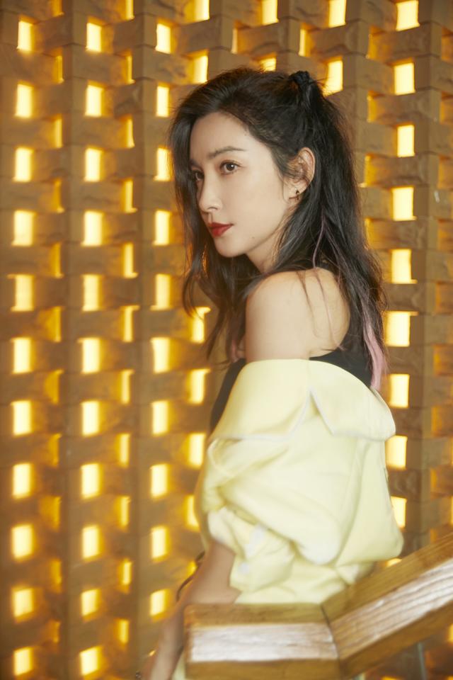 黑色|李冰冰的气质真好，黑色吊带配西装干练优雅，精气神倍棒哪像47岁