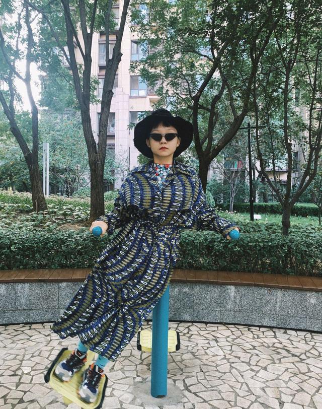 身材|自信的女孩最美丽，辣目洋子一袭黑白手绘抹胸裙，优雅大气超惊艳