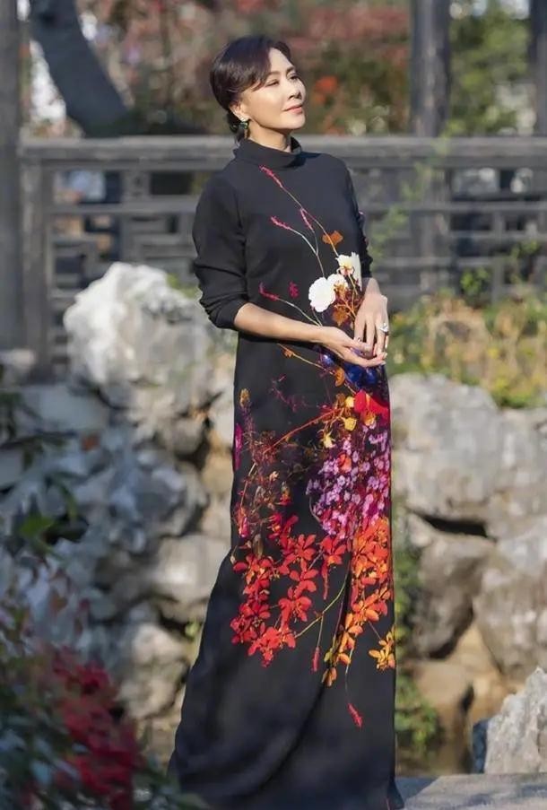 刺绣|不愧是刘嘉玲太敢穿，豹纹衬衫都能HOLD的住，意外的有些好看