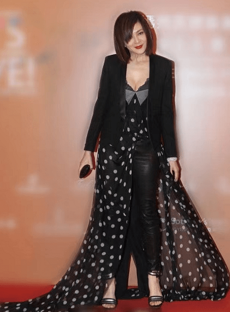 设计|开叉裙下配紧身短裤，低领深v设计尽显风韵，关之琳越老越敢穿