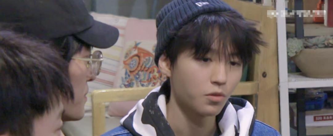 手机|《恰好是少年》王俊凯这样算轧戏吗？频繁低头玩手机，怕素颜被曝