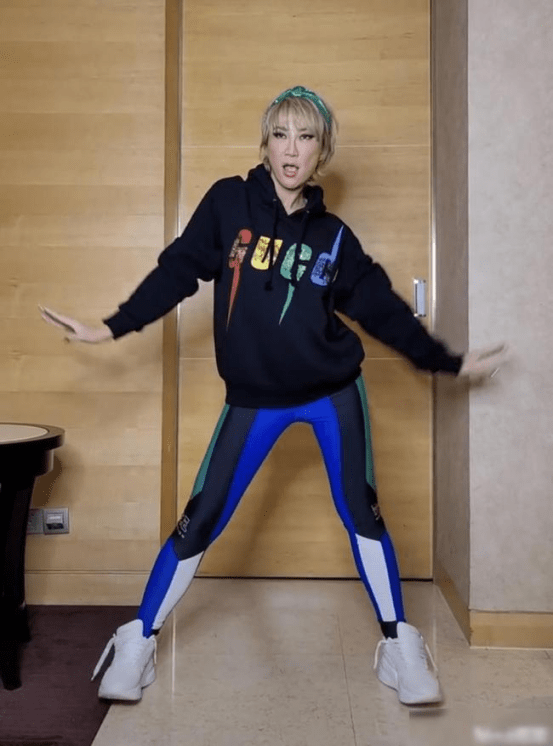 脸蛋|李玟就算不化浓妆也有优势，伪素颜的脸蛋，感觉很有学生感