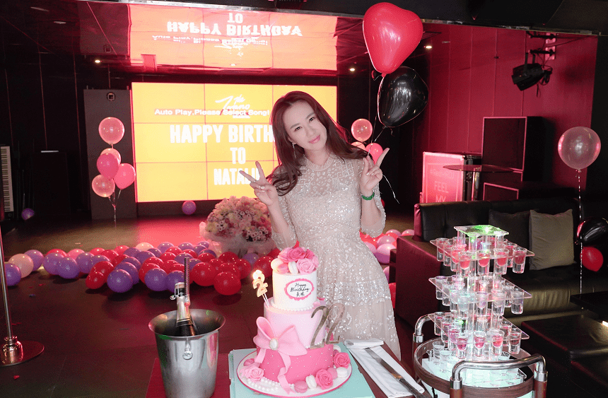 邱淑贞|“邱淑贞接班人”挺娇嫩，穿橘色波点裙配蝴蝶结，瞧瞧别人的38岁