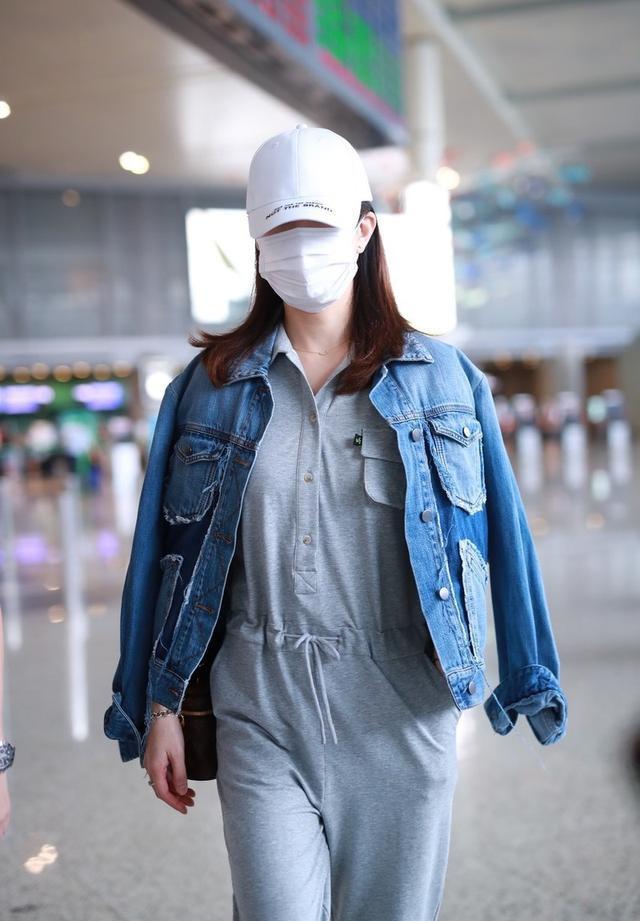 真会|佘诗曼真会“扮嫩”,灰色连体裤配牛仔外套减龄俏皮,洋气又精致